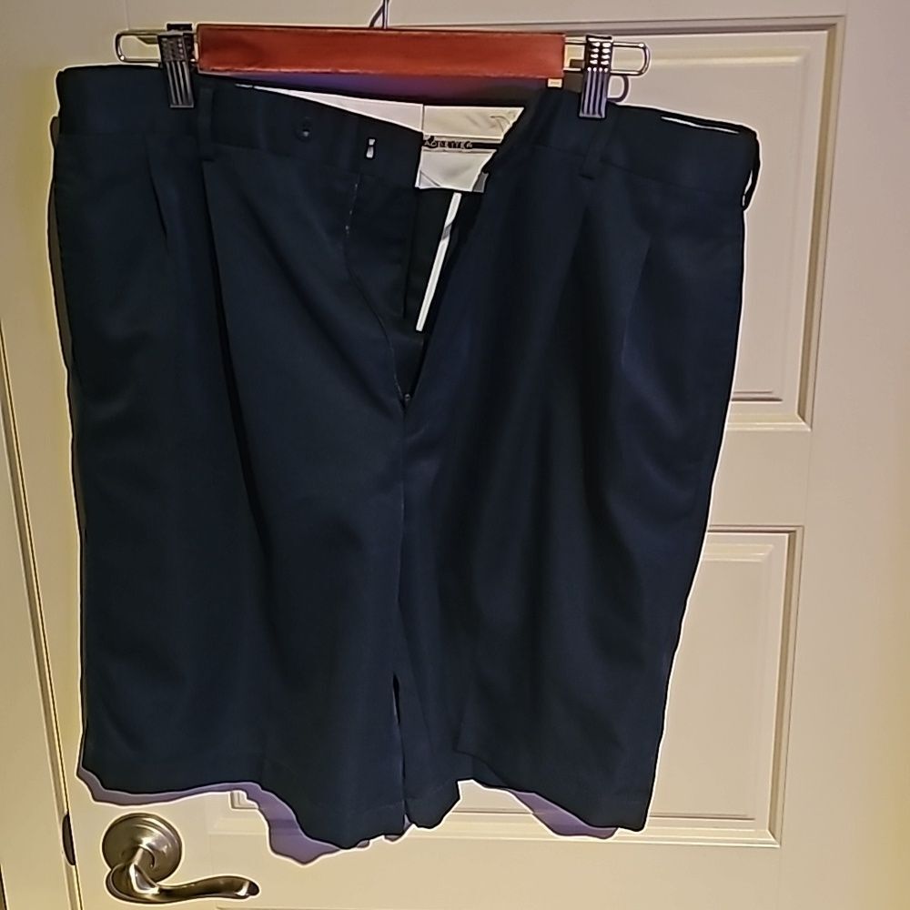 JOS. A. BANK LEADBETTER GOLF SHORTS SIZE-33 REG. Color: NAVY